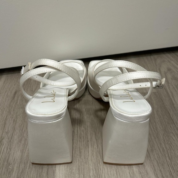 Elegant White Block Heel Sandals - Picture 3 of 5